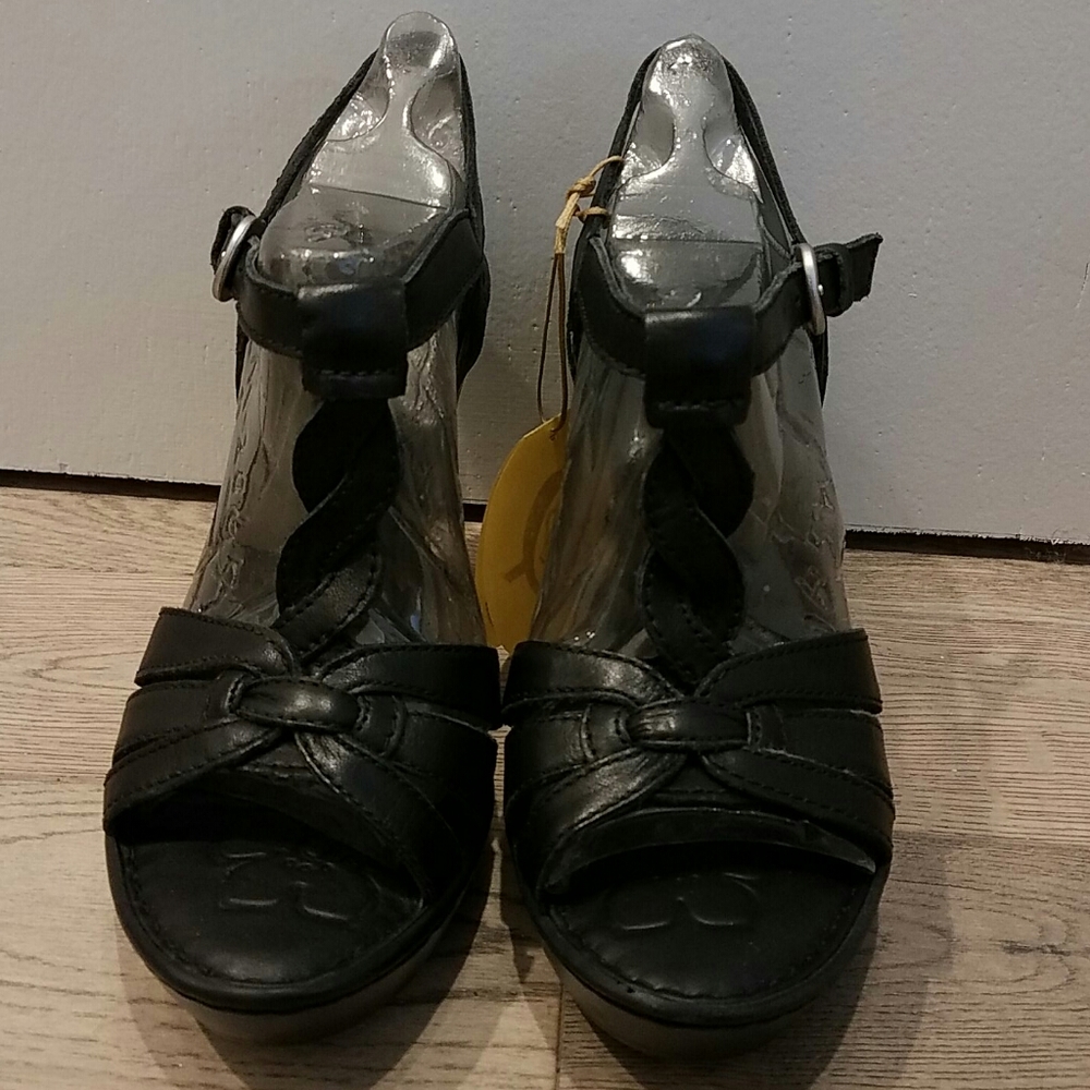 Never been worn Born sandals.